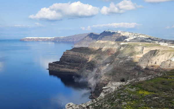 Κατολισθήσεις στη Σαντορίνη από τους συνεχόμενους σεισμούς - Νέος σεισμός 4,4 ρίχτερ στην Αμοργό (βίντεο)