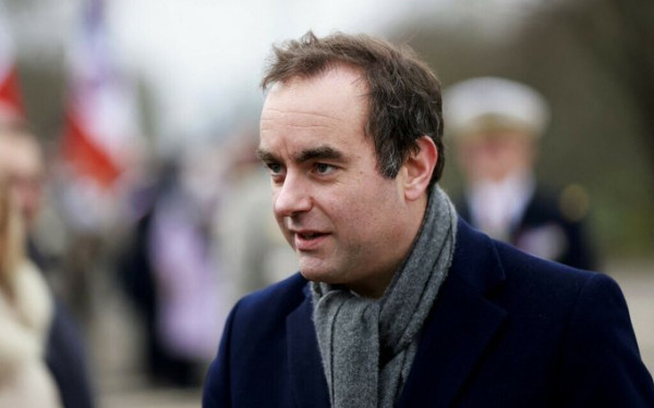 Ανατροπή στη Γαλλία: Ο Λεκορνί παραμένει πρωθυπουργός ως την Τετάρτη