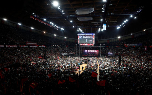 ΣΕΦ: Μεγαλειώδης συναυλία αφιερωμένη στο Θάνο Μικρούτσικο (βίντεο)