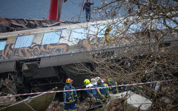 Τέμπη: Αποκαλυπτικό Βίντεο - Ενώ μπάζωνε ο εκσκαφέας, «έβρισκε» προσωπικά αντικείμενα των θυμάτων
