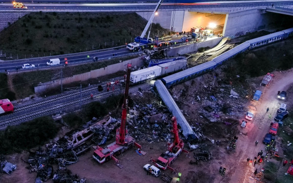 Τέμπη: «Αντιμετώπιζαν τα λείψανα ως σκραπ» λέει συγγενής θύματος