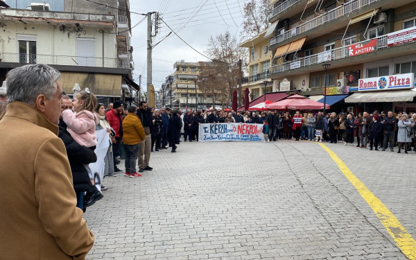 Γιαννιτσά: Χιλιάδες πολίτες συγκεντρώθηκαν και στην πλατεία ΕΠΟΝ, για την τραγωδία στα Τέμπη