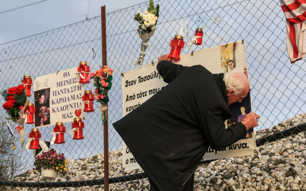 Τέμπη: Λουλούδια στο σημείο της τραγωδίας από αγρότες και συγγενείς των θυμάτων