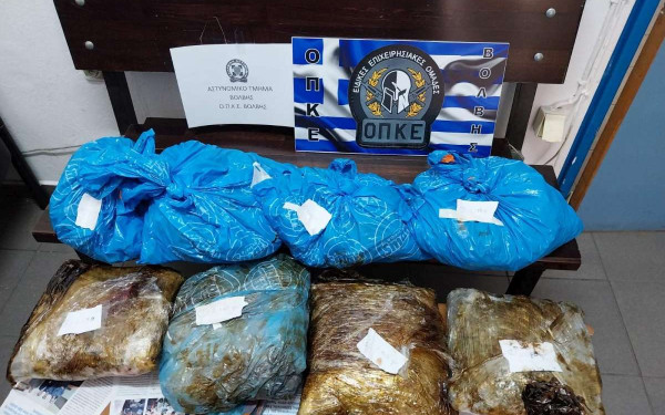 Θεσσαλονίκη: Πέταξαν από το αυτοκίνητο οκτώ σακούλες κάνναβης για να μην τους πιάσουν - 53 συλλήψεις για ναρκωτικά σε διάφορες περιοχές της πόλης