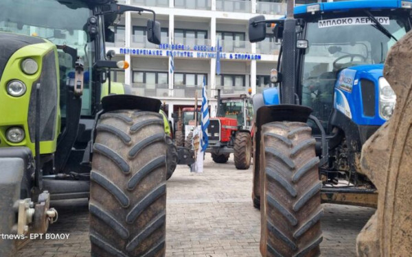 Βόλος: Έξω από την Περιφερεια Θεσσαλίας πέρασαν τη νύχτα οι αγρότες