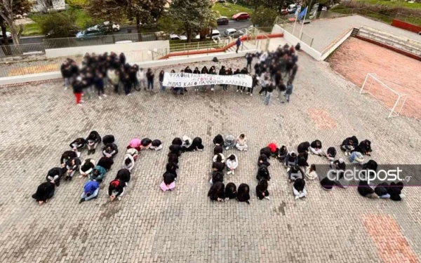 Ένα συγκινητικό αντίο στον 3χρονο Άγγελο: Μαθητές «έγραψαν» το όνομά του με τα σώματά τους