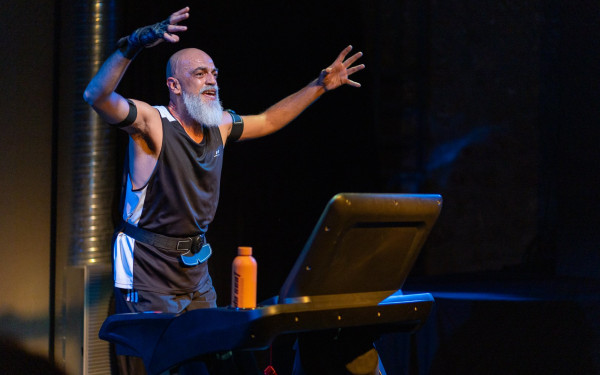 Θεσσαλονίκη: Μία παράσταση με στοιχεία μαύρης κωμωδίας «τρέχει» πάνω σε έναν διάδρομο γυμναστηρίου