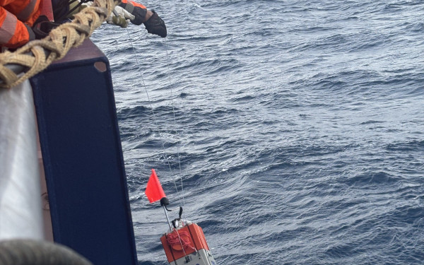 Σαντορίνη: Διεθνής ερευνητική ομάδα εγκαθιστά υποθαλάσσιους σεισμογράφους για να μελετήσει το ηφαίστειο του Κολούμπου