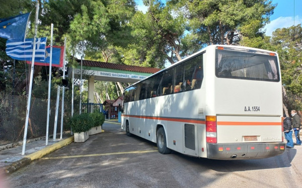 Οικογένειες από τη Σαντορίνη φιλοξενούνται στις κατασκηνώσεις του δήμου Αθηναίων