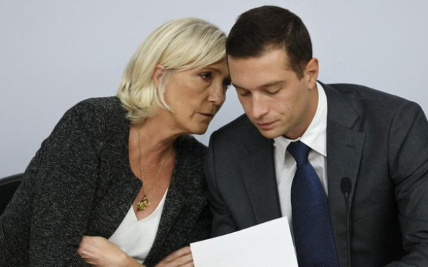 Γαλλία: Ο Εθνικός Συναγερμός της Λεπέν είναι «απρόθυμος» να υπερψηφίσει την πρόταση μομφής κατά του Μπαϊρού