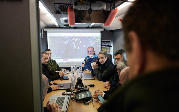 Μητσοτάκης από Σαντορίνη: Δεν πρέπει να αναπαράγουμε σενάρια καταστροφής - Aπαραίτητα τα μέτρα για την επιχειρηματικότητα