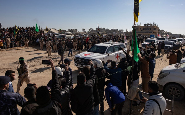 Παλαιστίνη: Στη Χαν Γιούνις φάλαγγα λεωφορείων με Παλαιστίνιους κρατούμενους που απελευθερώθηκαν από το Ισραήλ