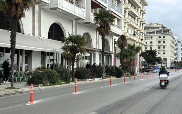 Θεσσαλονίκη: Πασαλάκια στην αριστερή λωρίδα της Λ. Νίκης για το φόβο των παράνομα παρκαρισμένων ΙΧ (βίντεο)
