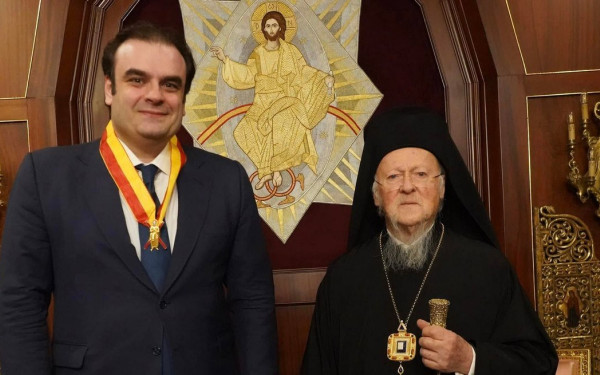 Ο Οικουμενικός Πατριάρχης απένειμε το Σταυρό του Αγίου Ανδρέα στον Κυριάκο Πιερρακάκη