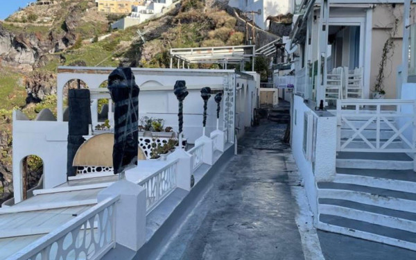 Σαντορίνη: Η στιγμή του μεγάλου σεισμού των 5,2 ρίχτερ - Γυναίκες προσπαθούν να προστατευτούν μπαίνοντας κάτω από τα γραφεία (βίντεο)