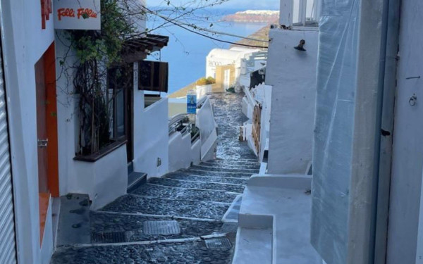 Σαντορίνη: Άδειασαν δρόμοι και πισίνες - Κύμα φυγής από το νησί λόγω των σεισμών (βίντεο)