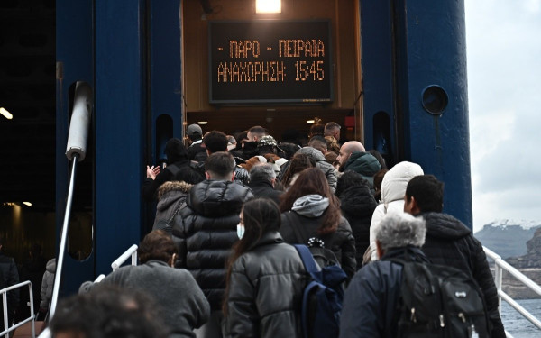 Διαδοχικοί σεισμοί άνω των 4 Ρίχτερ στις Κυκλάδες: Χιλιάδες εγκαταλείπουν τη Σαντορίνη - Τι λένε οι ειδικοί