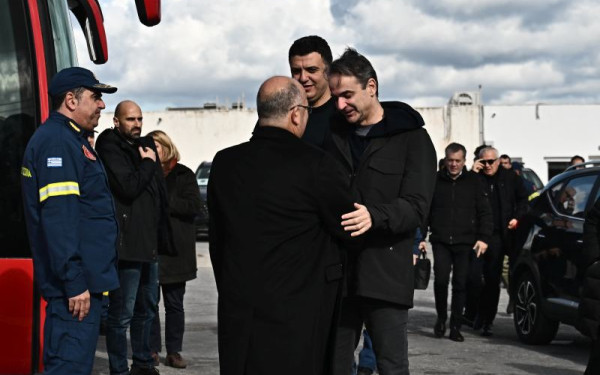 Στη Σαντορίνη ο Κυριάκος Μητσοτάκης - «Συνιστώ ψυχραιμία, το κράτος θα είναι δίπλα στους πολίτες»