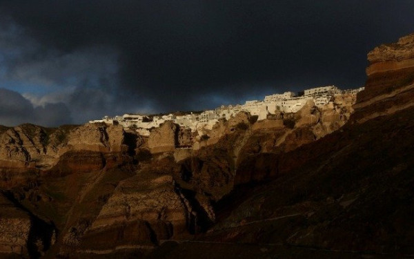 Σαντορίνη: «Νιώθουμε συνεχώς τη γη να τρέμει»