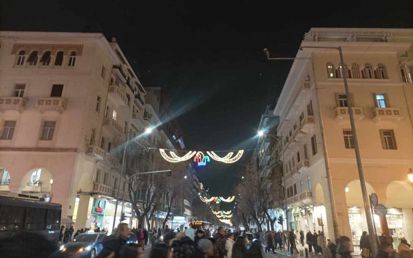Θεσσαλονίκη: Τοποθετήθηκε ο αποκριάτικος διάκοσμος στο κέντρο
