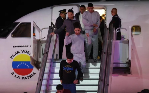 Προσγειώθηκε στη Βενεζουέλα το πρώτο αεροσκάφος με μετανάστες που απέλασαν οι ΗΠΑ (βίντεο)