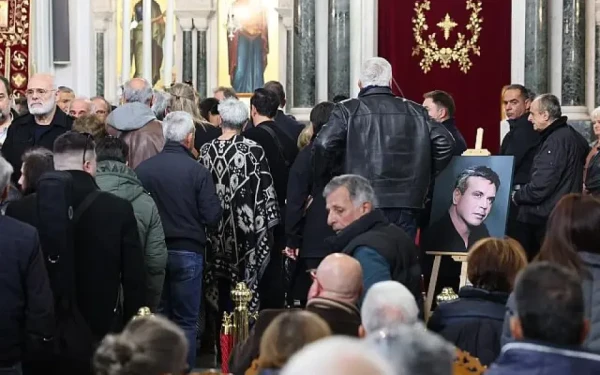 Συγκίνηση στο τελευταίο αντίο του Μανώλη Λιδάκη: Τον συνόδευσαν με το «Άστρα μην με μαλώνετε»