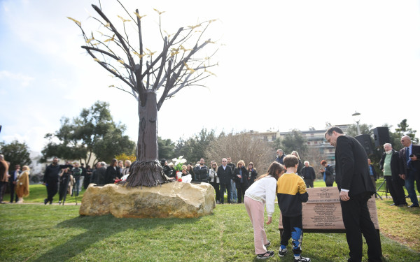 Έγιναν τα αποκαλυπτήρια του Μνημείου του δήμου Αθηναίων για τα 57 θύματα των Τεμπών