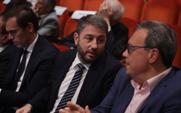 Το παρασκήνιο των συνεννοήσεων και οι διαφωνίες για το... timing της κατάθεσης της πρότασης μομφής