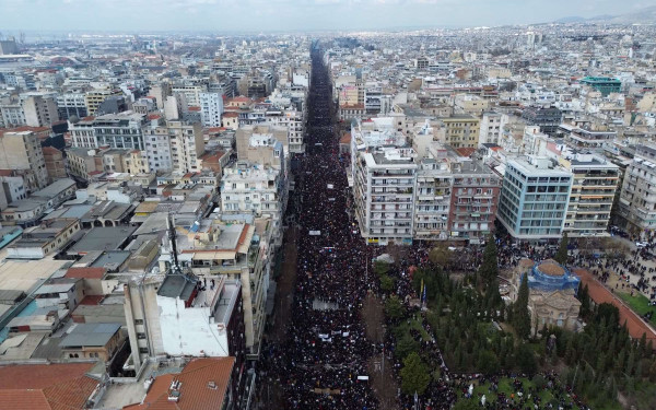Τέμπη: Η λαοθάλασσα της Θεσσαλονίκης από ψηλά - Πλάνα που κόβουν την ανάσα (βίντεο)