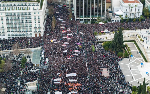 Αθήνα: Λαοθάλασσα στο Σύνταγμα για τα Τέμπη (βίντεο)
