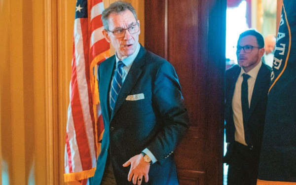 ΗΠΑ: Αποδοκίμασαν τον Μπουρλά στον Λευκό Οίκο - Χαμογελούσε αμήχανα ο Τραμπ (δείτε βίντεο)