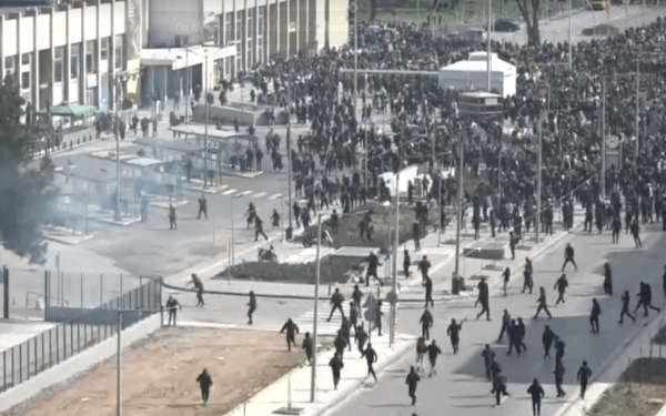 Θεσσαλονίκη: Έπεσαν μολότοφ στον ΟΣΕ - Ανθρώπινη αλυσίδα σταμάτησε τα επεισόδια (βίντεο)