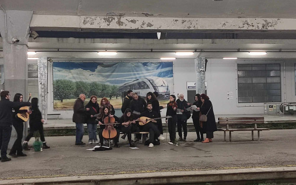 Θεσσαλονίκη: Τραγούδησαν για τα Τέμπη μπροστά από τα τρένα (βίντεο)