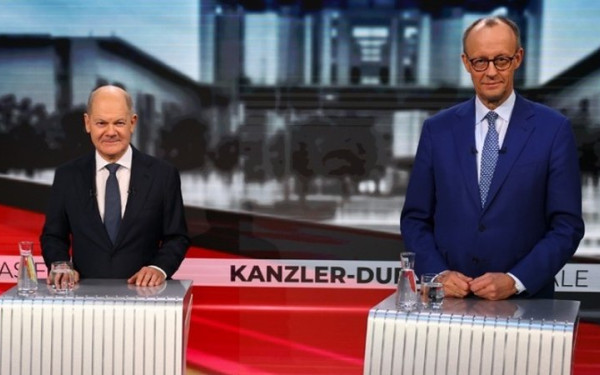 Γερμανία: Μετανάστευση, οικονομία και... κωπηλασία στην τελευταία τηλεμαχία Σολτς-Μερτς πριν από τις εκλογές