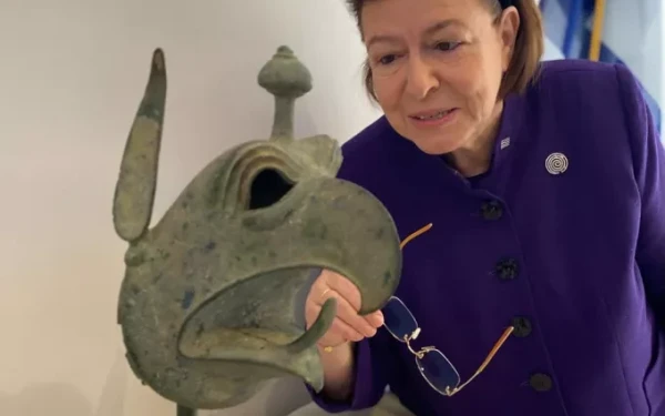 Λίνα Μενδώνη: Στη Νέα Υόρκη για τον επαναπατρισμό της χάλκινης κεφαλή του γρύπα από την Αρχαία Ολυμπία