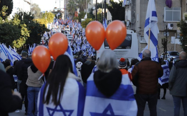 Ισραήλ: Χιλιάδες άνθρωποι στους δρόμους όπου θα περάσει η νεκρώσιμη πομπή με τις σορούς της Σίρι Μπίμπας και των παιδιών της