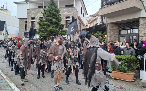 Πολύγυρος: Κέφι, τρέλα και πολύ γέλιο στην καρναβαλική παρέλαση - Δείτε βίντεο και φωτογραφίες