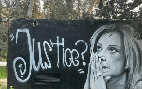 Συγκλονιστικό γκράφιτι για τα Τέμπη: H Μ. Καρυστιανού προσεύχεται ζητώντας δικαιοσύνη