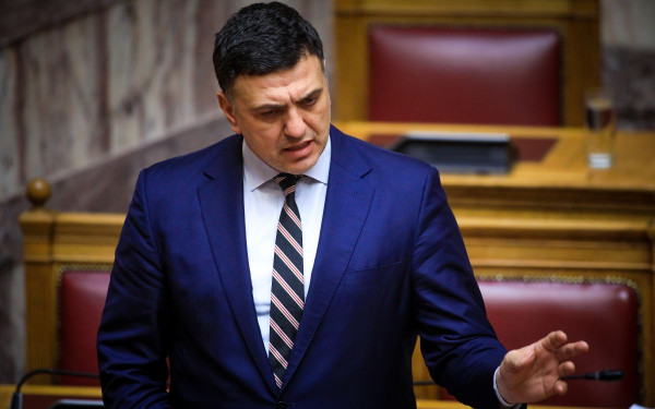 Πρόταση Δυσπιστίας: Κόντρα ΠΑΣΟΚ - Κικίλια στη Βουλή για την καταγγελία πυρονόμoυ στα Τέμπη