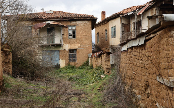 Καστοριά: Τα πλίνθινα χωριά των Κορεστείων - Το σκηνικό που επέλεξαν ο Π. Βούλγαρης, ο Θ. Αγγελόπουλος και ο... Τζέιμς Μποντ