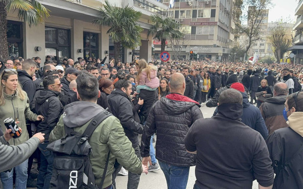 Θεσσαλονίκη: Κουκουλοφόροι έκαναν την εμφάνισή τους στην πορεία - Τους αποδοκιμάζει ο κόσμος (βίντεο)