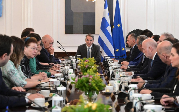 Πολυετές Πρόγραμμα 2026-2029: 148.500 νέες προσλήψεις στο δημόσιο - Τι προβλέπει για μισθούς, συντάξεις και τιμές ως το 2029