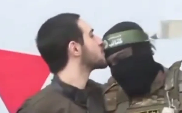 Γάζα: Ισραηλινός όμηρος φιλά άνδρες της Χαμάς που τον απελευθερώνουν - Δείτε βίντεο