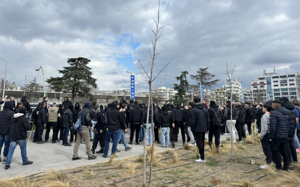 Βίντεο-ντοκουμέντο: Κουκουλοφόροι χτυπούν διαδηλωτές στη Θεσσαλονίκη