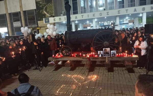 Θεσσαλονίκη: Συγκινητικές στιγμές με τους συγγενείς των θυμάτων των Τεμπών στον ΟΣΕ, δύο χρόνια μετά την τραγωδία