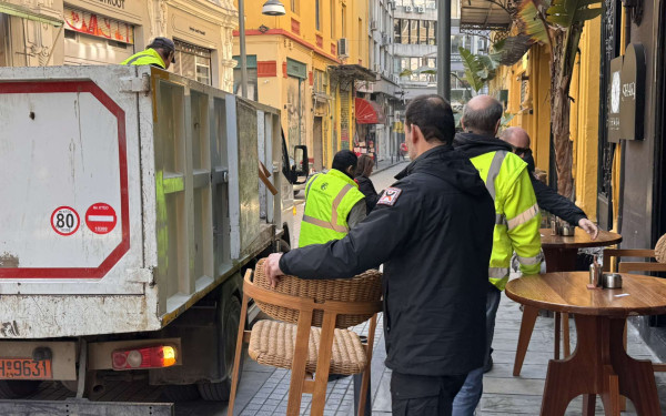 Θεσσαλονίκη: Συνεχίζεται η μάχη για τα παράνομα τραπεζοκαθίσματα - Οι επιδόσεις των διοικήσεων Αγγελούδη και Ζέρβα