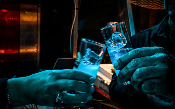 Θεσσαλονίκη: Αστυνομικοί «σάρωσαν» καφέ και μπαρ για παραβάσεις εργασιακής νομοθεσίας και λαθρεμπόριο αλκοολούχων ποτών