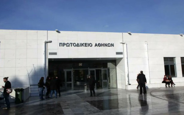 Ομάδα Ρομά προπηλάκισε τον πρωτοδίκη Γ. Δανιά έξω από το Πρωτοδικείο Πειραιά