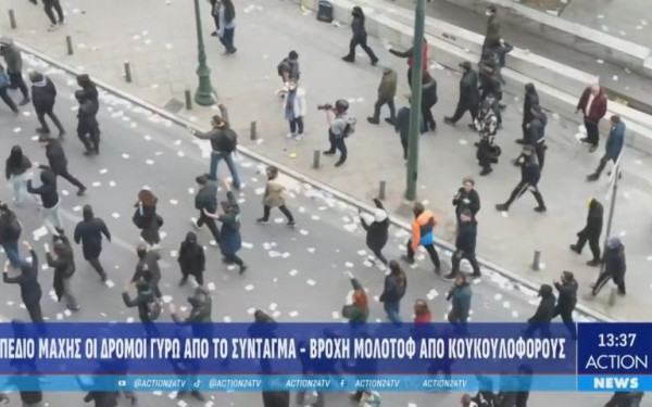 Τέμπη: Με ψηλά τα χέρια οι διαδηλωτές μπροστά στα ΜΑΤ στην Αθήνα (βίντεο)