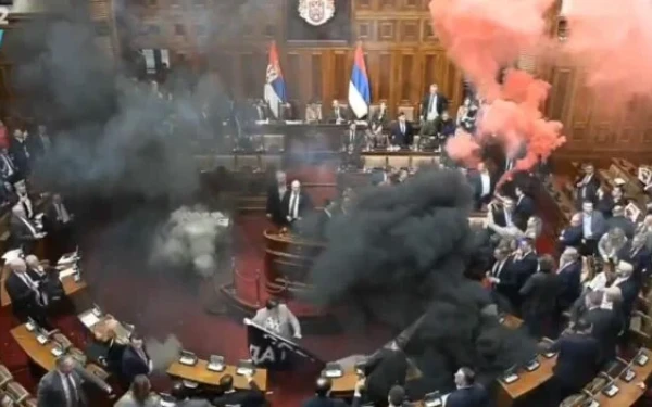Σερβία: Απίστευτες εικόνες στο κοινοβούλιο - Μπουνιές, ύβρεις και καπνογόνα στην αίθουσα (βίντεο)